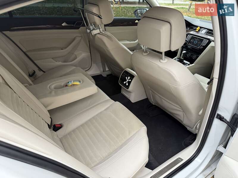 Седан Volkswagen Passat 2015 в Ужгороді