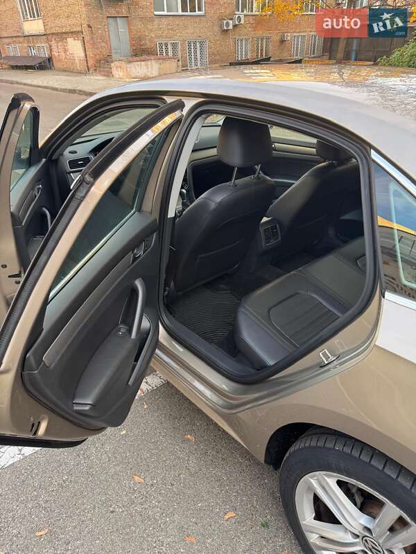 Седан Volkswagen Passat 2014 в Киеве