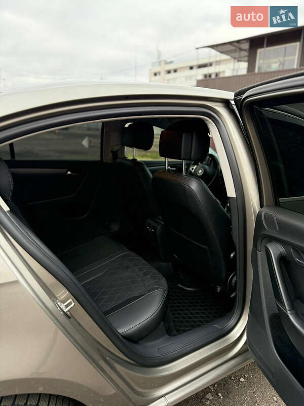 Седан Volkswagen Passat 2013 в Киеве