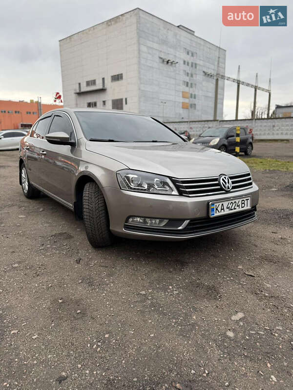 Седан Volkswagen Passat 2013 в Киеве