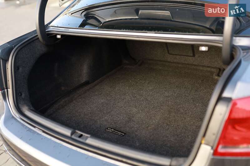 Седан Volkswagen Passat 2012 в Львове