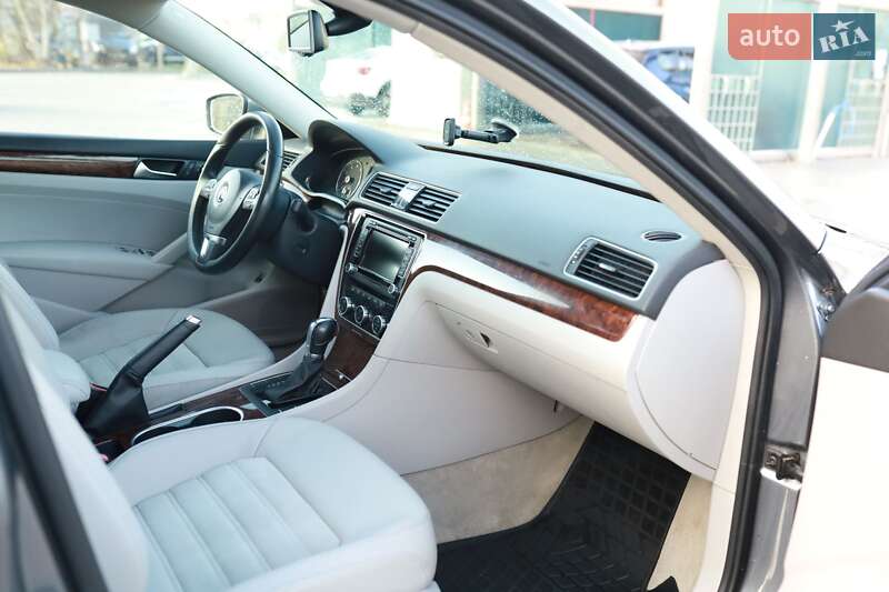Седан Volkswagen Passat 2012 в Львове