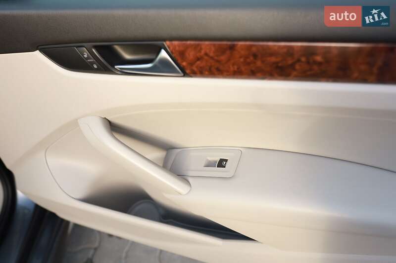 Седан Volkswagen Passat 2012 в Львове