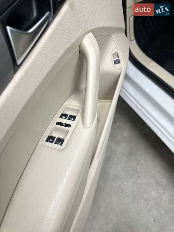 Седан Volkswagen Passat 2013 в Львове