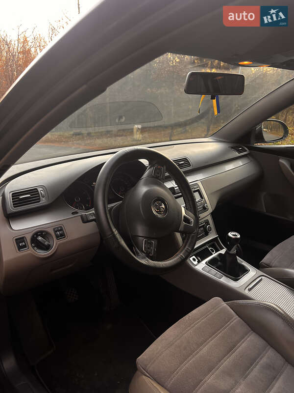 Універсал Volkswagen Passat 2010 в Луцьку