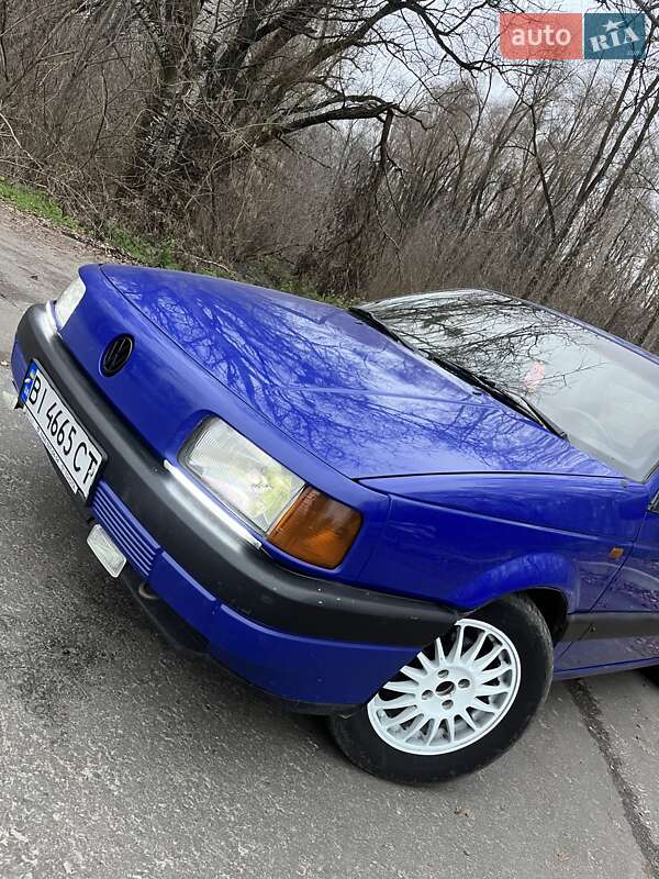 Седан Volkswagen Passat 1988 в Гадяче