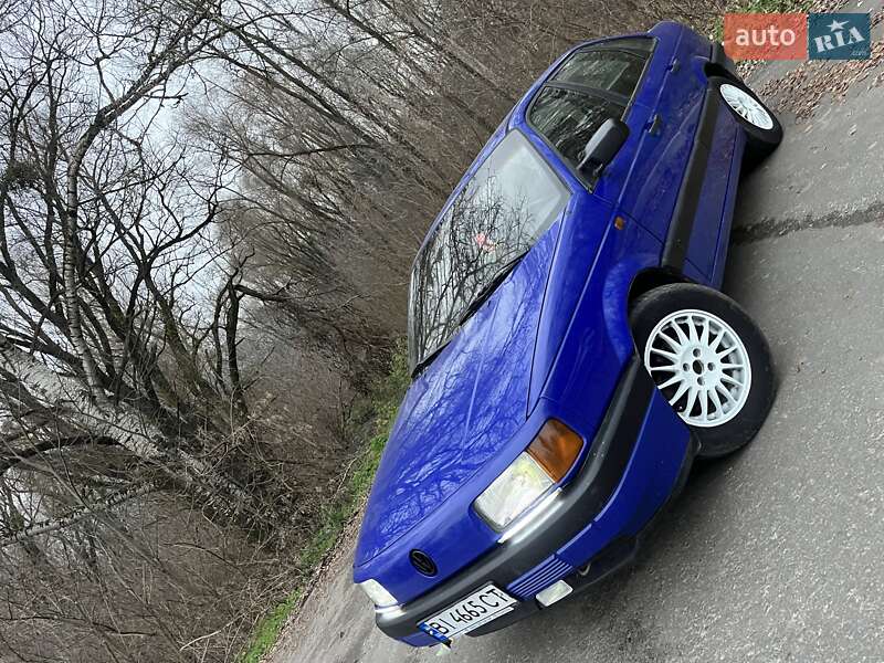 Седан Volkswagen Passat 1988 в Гадяче