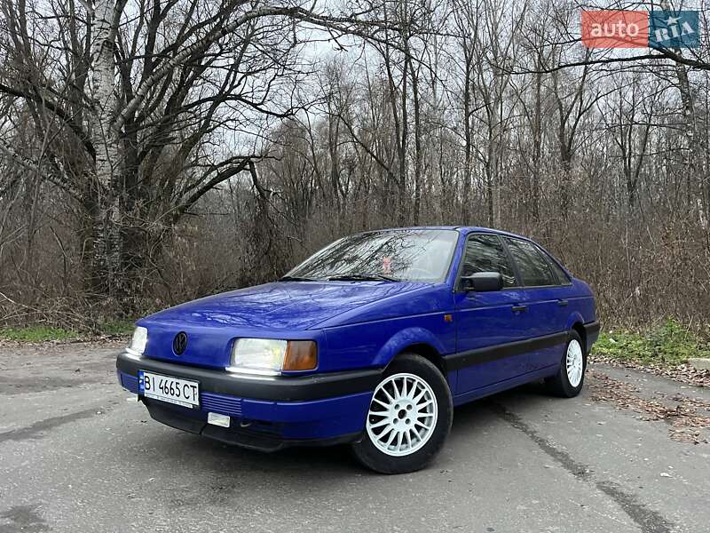 Седан Volkswagen Passat 1988 в Гадяче