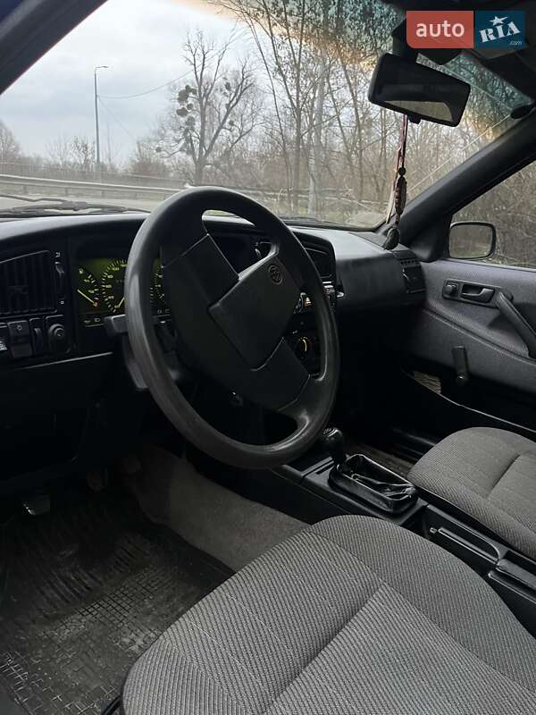 Седан Volkswagen Passat 1988 в Гадяче