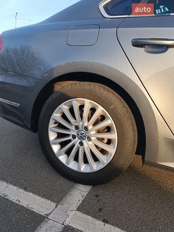 Седан Volkswagen Passat 2016 в Киеве