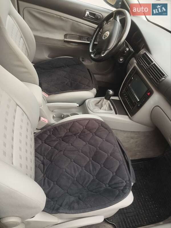 Седан Volkswagen Passat 2002 в Новояворівську