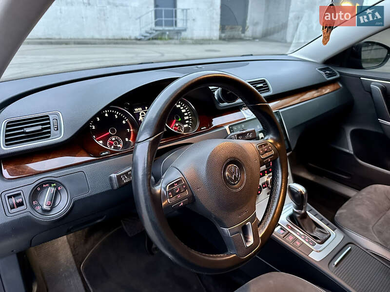 Седан Volkswagen Passat 2012 в Киеве