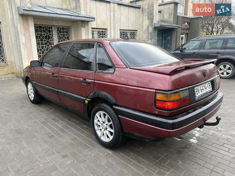 Седан Volkswagen Passat 1992 в Кременце