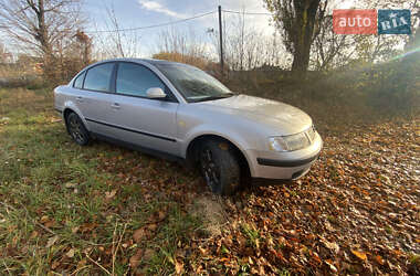 Седан Volkswagen Passat 1999 в Волочиську