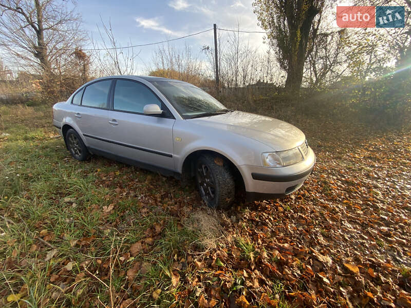 Седан Volkswagen Passat 1999 в Волочиске