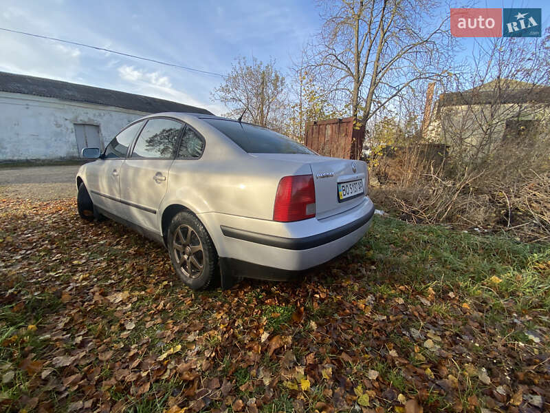 Седан Volkswagen Passat 1999 в Волочиске