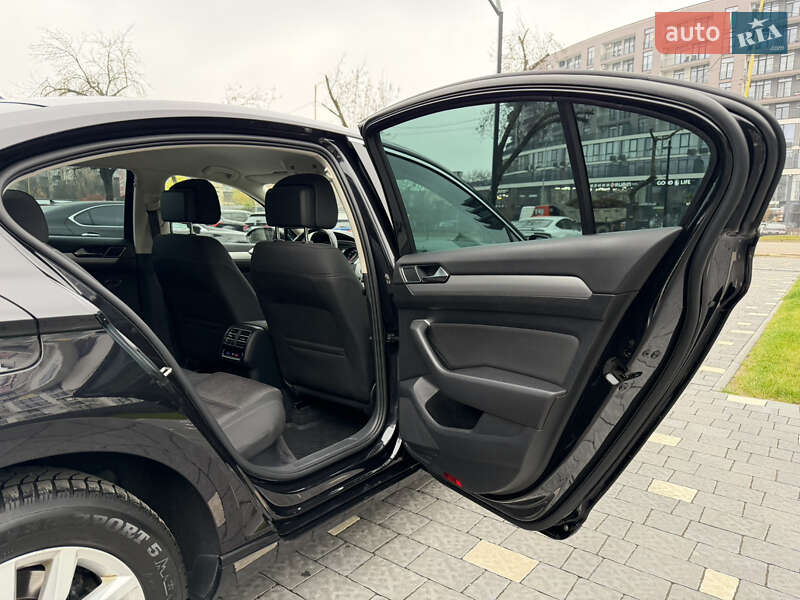 Седан Volkswagen Passat 2015 в Ужгороде