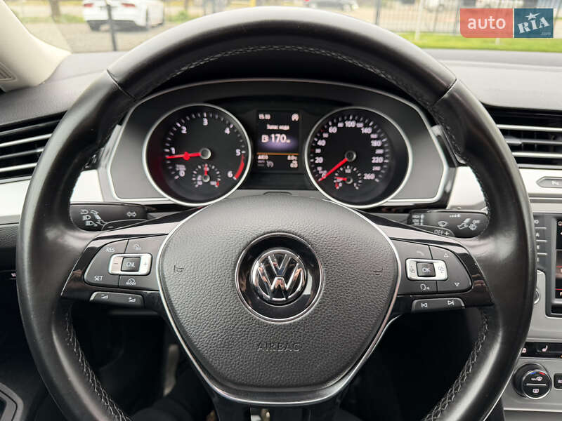 Седан Volkswagen Passat 2015 в Ужгороде