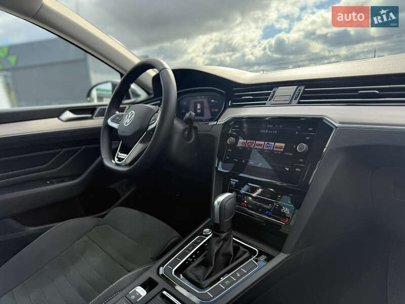 Седан Volkswagen Passat 2020 в Луцьку