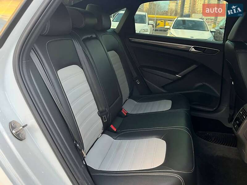 Седан Volkswagen Passat 2018 в Киеве