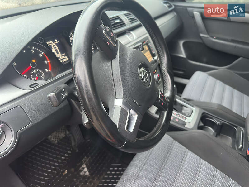 Універсал Volkswagen Passat 2012 в Івано-Франківську