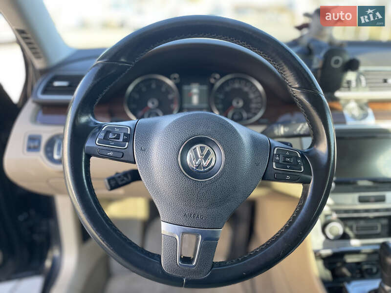 Универсал Volkswagen Passat 2011 в Нововолынске