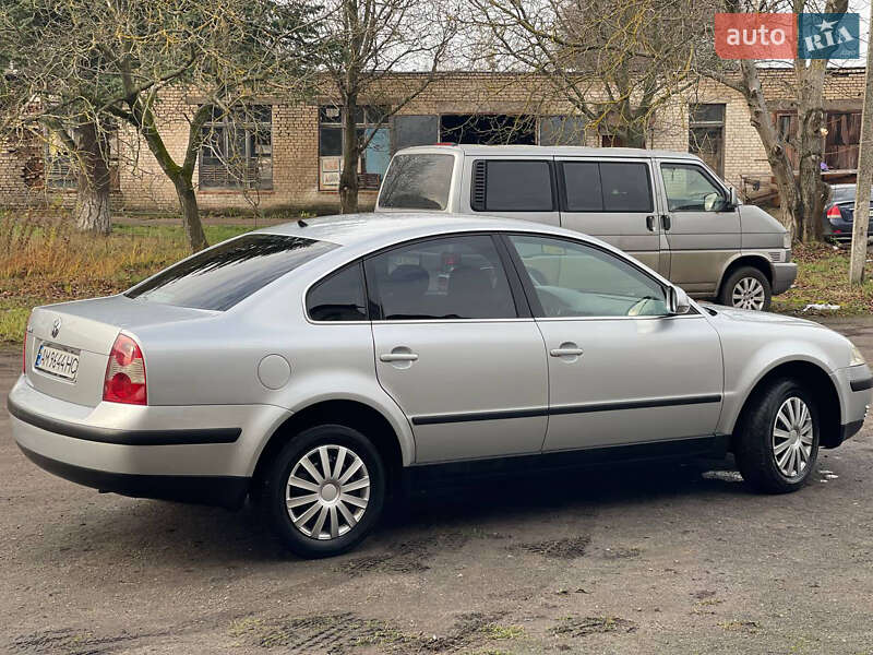 Седан Volkswagen Passat 2004 в Радомышле