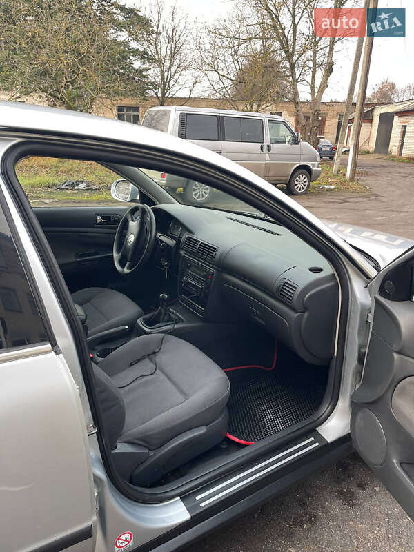 Седан Volkswagen Passat 2004 в Радомышле