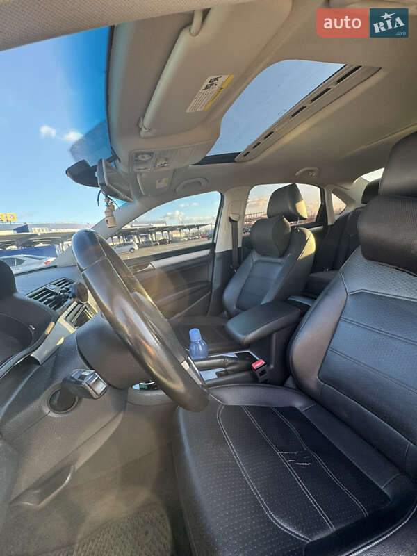 Седан Volkswagen Passat 2013 в Києві