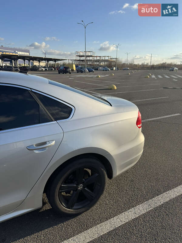 Седан Volkswagen Passat 2013 в Києві
