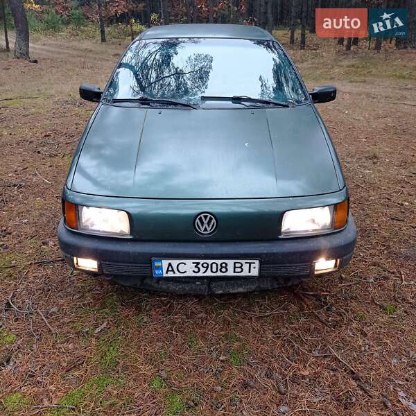 Седан Volkswagen Passat 1989 в Голобах