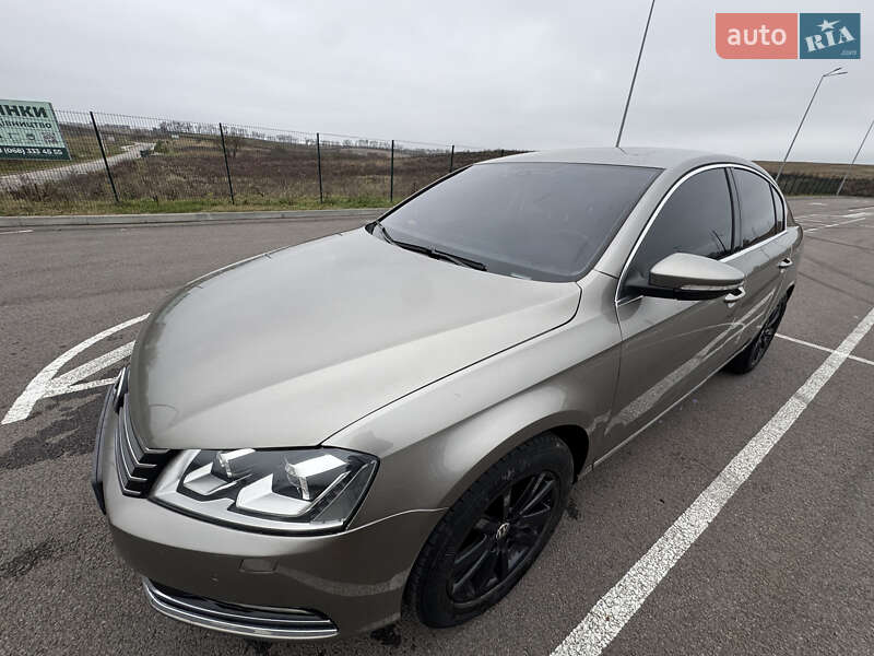 Седан Volkswagen Passat 2014 в Ровно