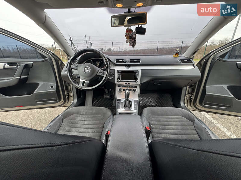 Седан Volkswagen Passat 2014 в Ровно