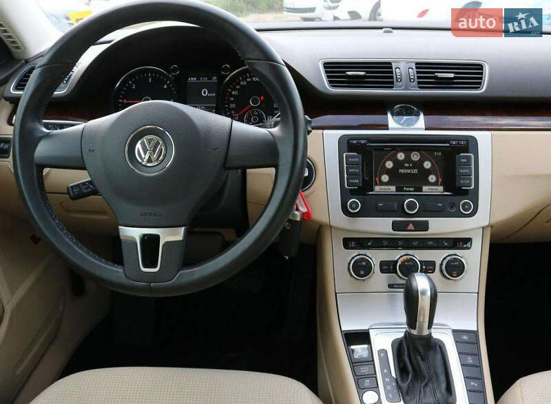 Седан Volkswagen Passat 2014 в Львове