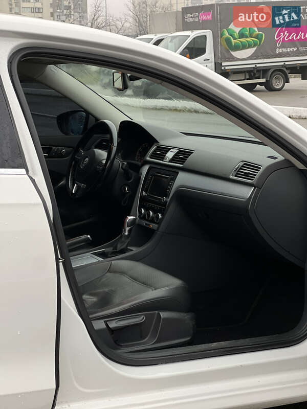 Седан Volkswagen Passat 2011 в Киеве
