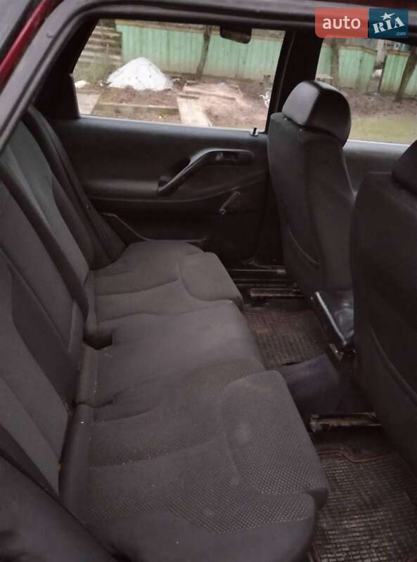 Седан Volkswagen Passat 1989 в Глухове