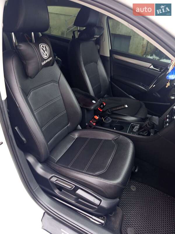 Седан Volkswagen Passat 2014 в Мостиській