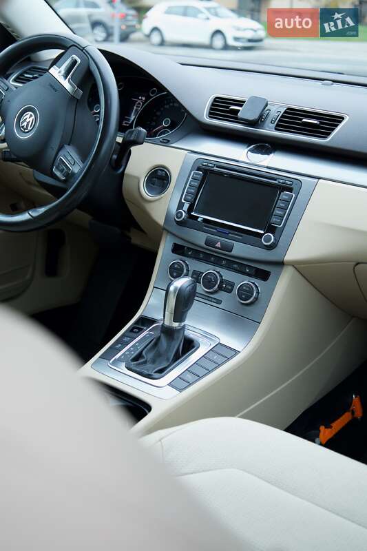 Универсал Volkswagen Passat 2012 в Ивано-Франковске