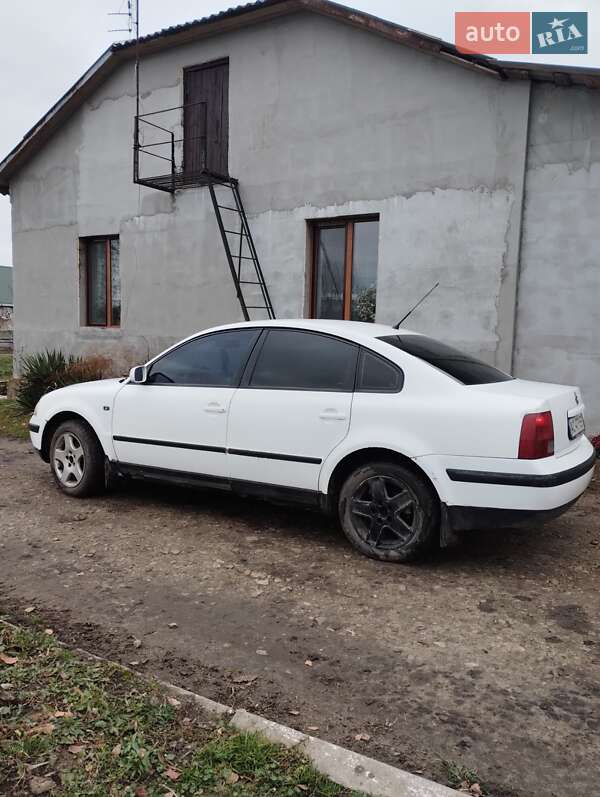 Седан Volkswagen Passat 1998 в Радехове