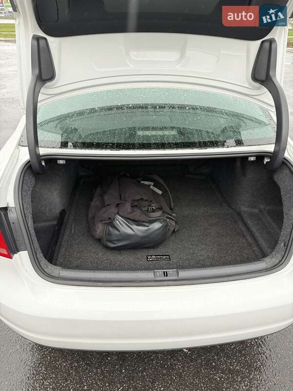 Седан Volkswagen Passat 2014 в Харкові