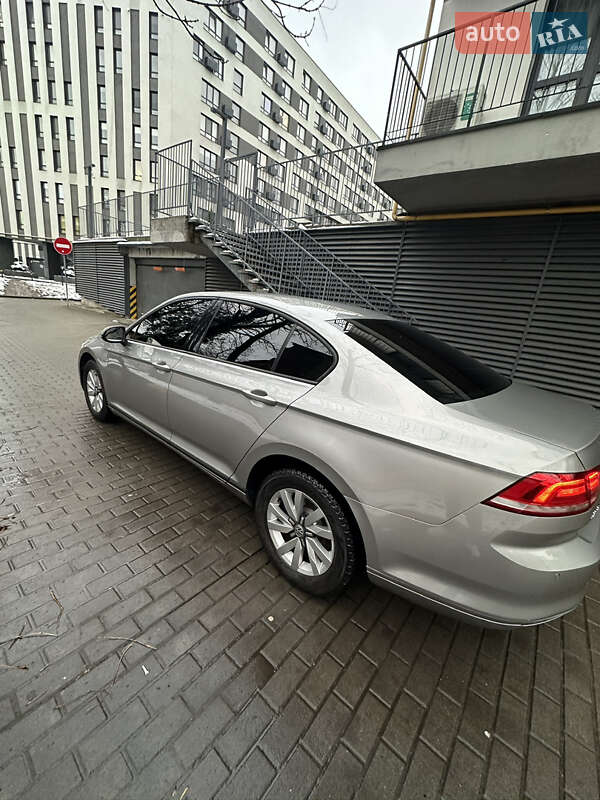 Седан Volkswagen Passat 2016 в Львове