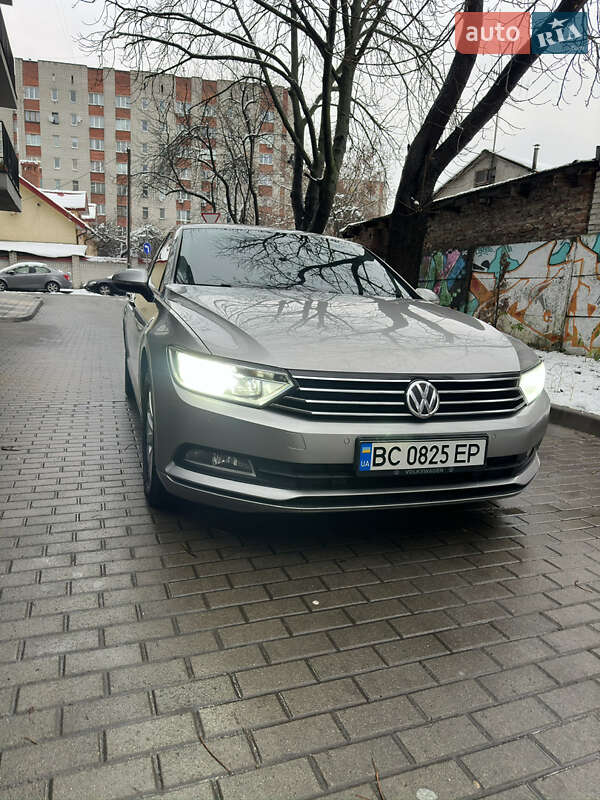 Седан Volkswagen Passat 2016 в Львове