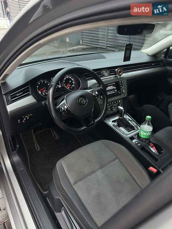 Седан Volkswagen Passat 2016 в Львове