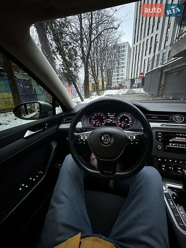 Седан Volkswagen Passat 2016 в Львове