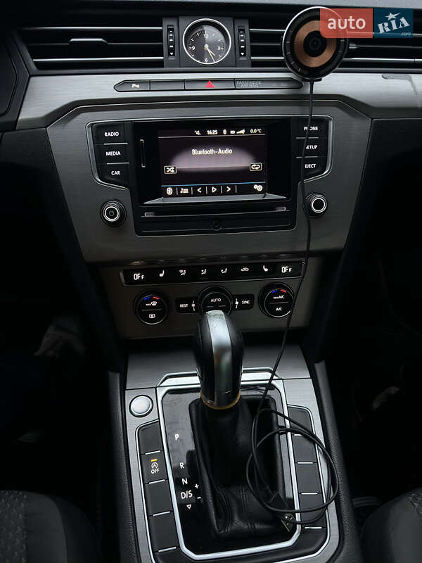 Седан Volkswagen Passat 2016 в Львове