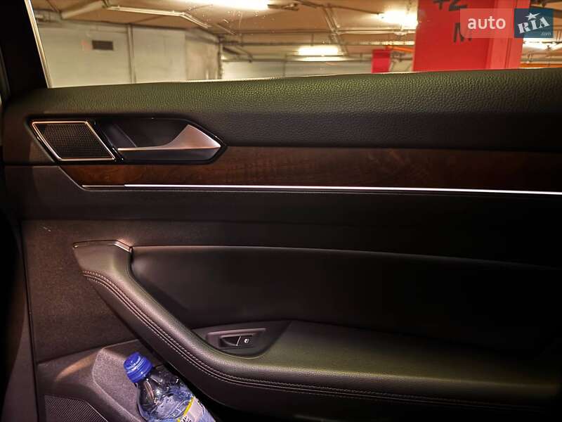 Универсал Volkswagen Passat 2018 в Киеве