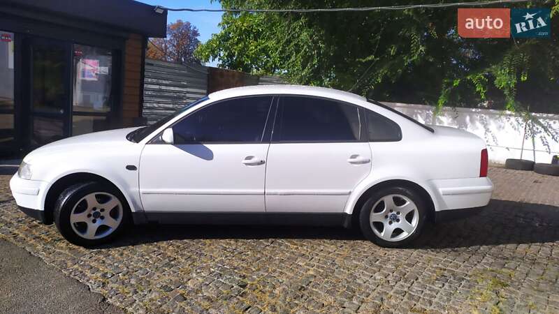 Седан Volkswagen Passat 1999 в Києві