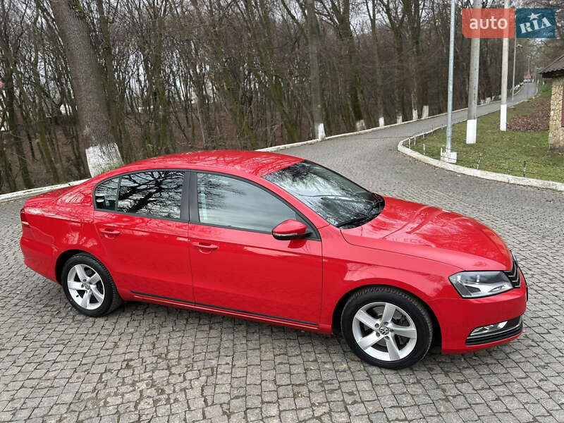 Седан Volkswagen Passat 2013 в Черновцах