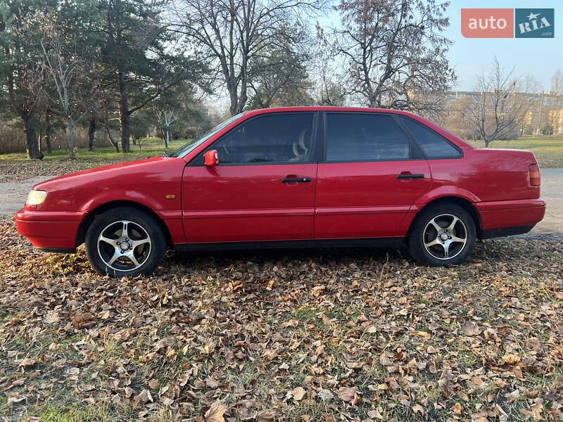 Седан Volkswagen Passat 1994 в Горішніх Плавнях