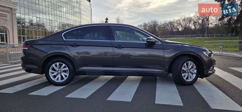 Седан Volkswagen Passat 2016 в Одессе